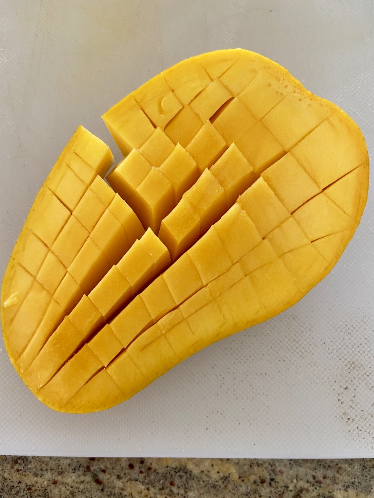 slicing mango